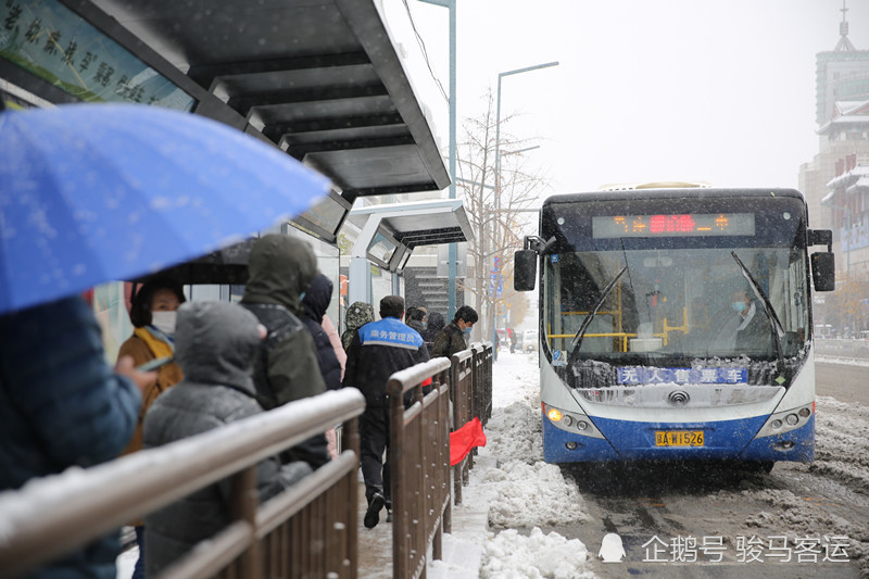 雪中的东北公交，零下二十几度的温暖与坚韧