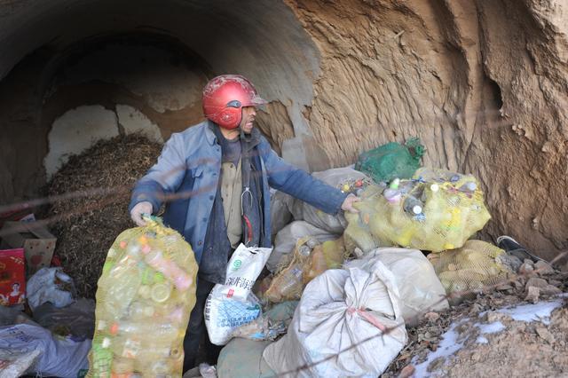 父爱如山，爸爸攒一麻袋饮料扛回家给孩子的故事