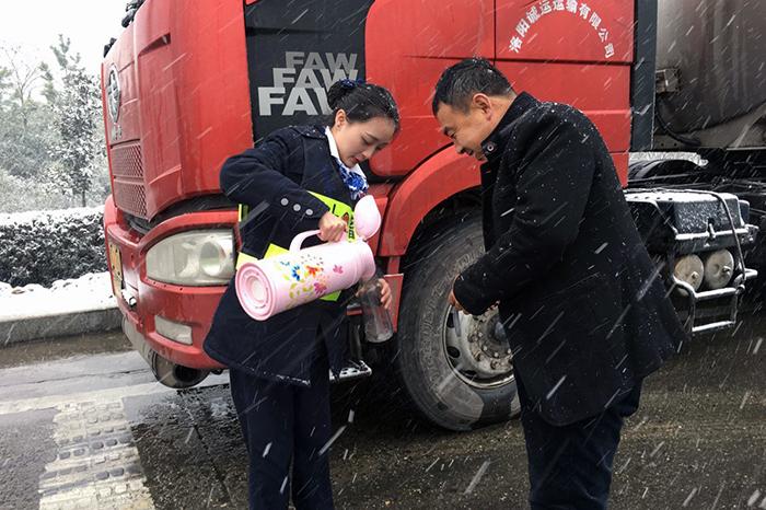 女子自驾返乡遇暴雪开直播，6场连线展现坚韧与智慧