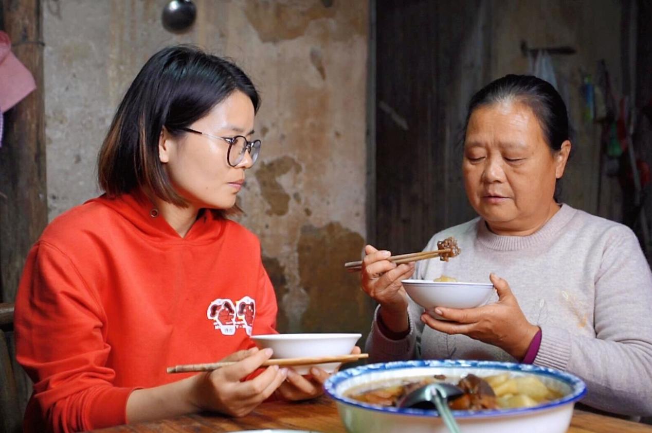 十三年如一日的温暖，婆婆坚守送饭情，守护儿媳日常感动全城！揭秘背后的温情故事与法律观察。