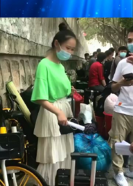 女生面试群演，竟被电动车‘录取’！崩溃瞬间背后的真相让人哭笑不得！