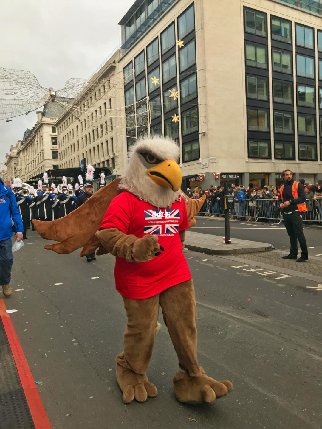 惊呆！英国街头惊现神秘叮咚鸡表演，幕后组织者竟是他？！